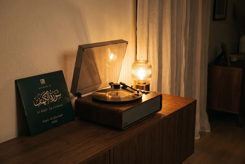 Platine Laredo le soir, pochette Al-Kahf et lampe